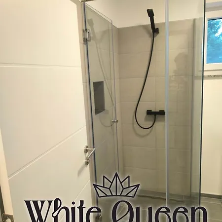White Quenn *